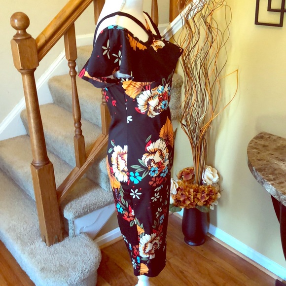 Cold-Shoulder Floral Ruffle Halter Dress - Picture 5 of 8